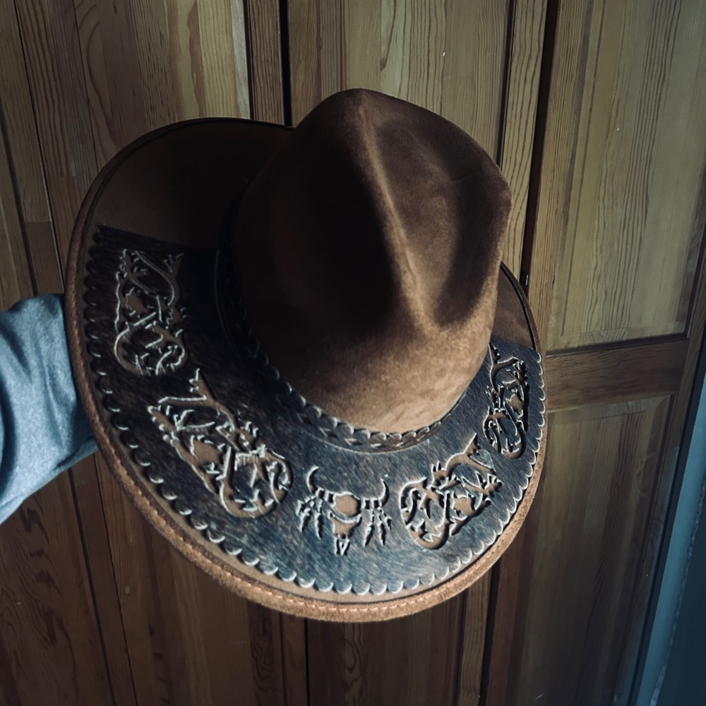 Women’s western felt hat with leather band